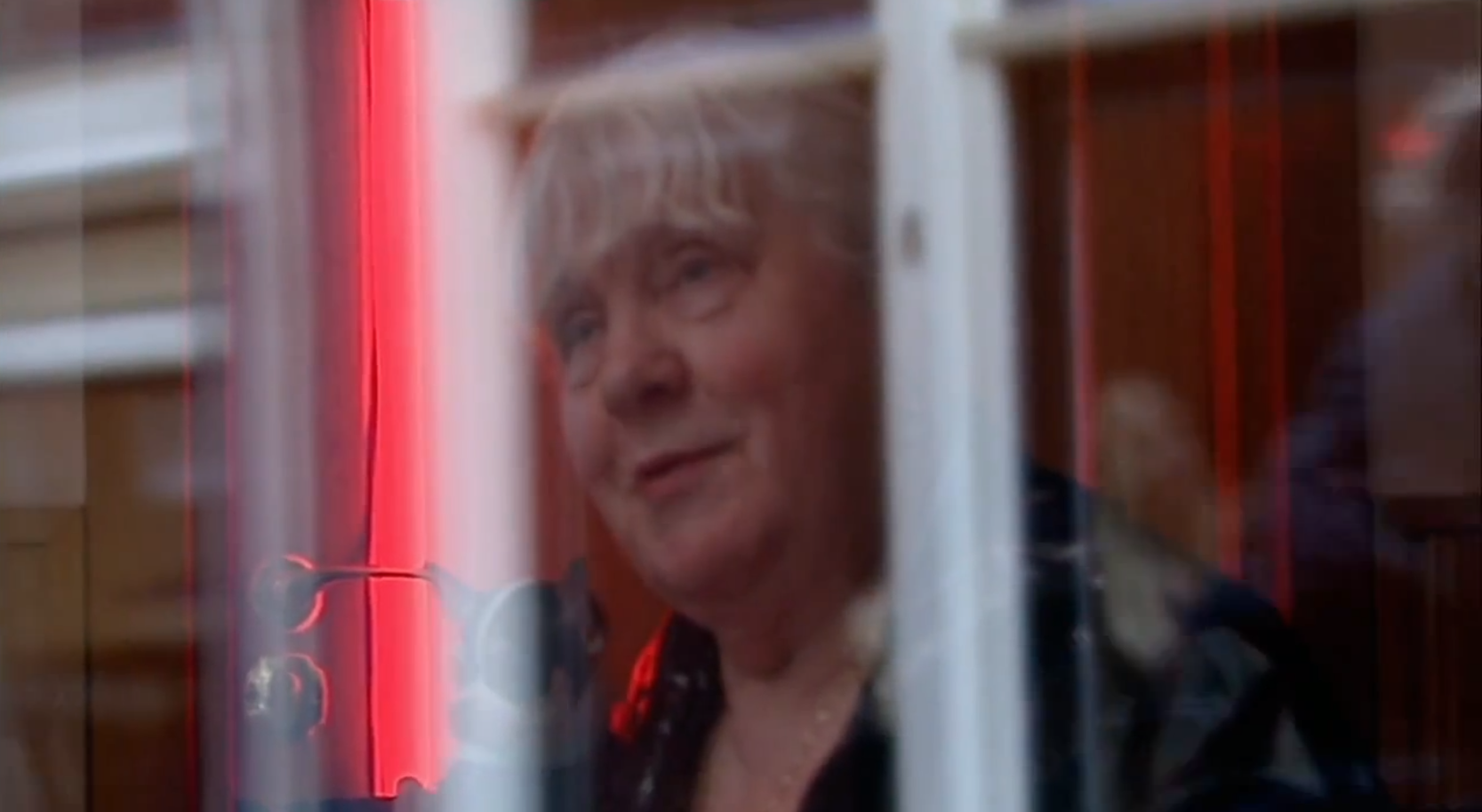 Martine Fokkens försöker fortfarande locka kunder genom ett fönster.
